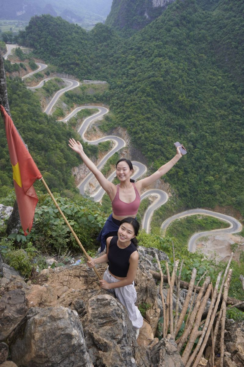 khau coc cha pass 14 switchbacks Khau-Coc-Cha -Pass-14-switchbacks-on-the-3-day-Cao-Bang-Loop