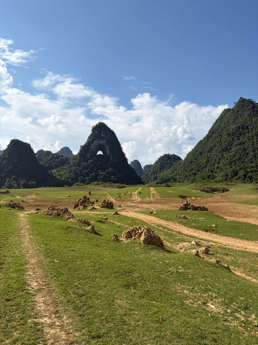 angel eye mountain cao bang Angel-Eye-Mountain-on-the-Cao-Bang-Loop