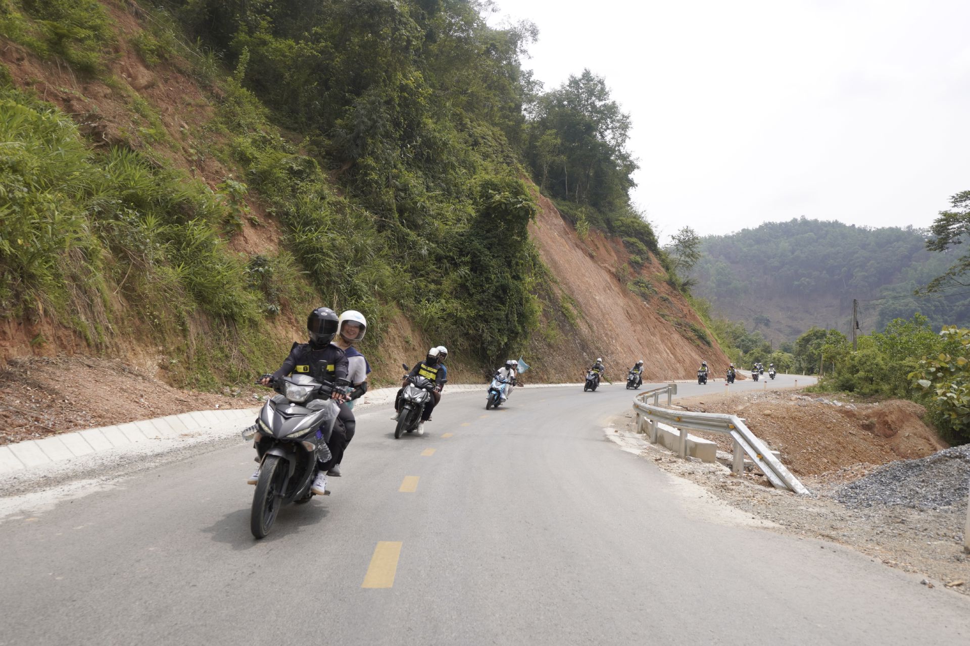 Easy-Rider-group-on-the-Ha-Cao-Bang-loop