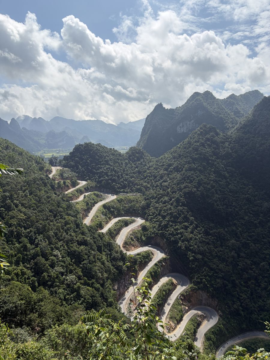 Khau-Coc-Cha-Pass-14-switchbacks-from-the-cliff-lookout-Cao-Bang