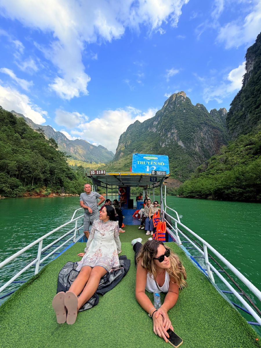 Boat-ride-on-the-Nho-Que-River-canyon-during-the-Ha-Giang-Loop