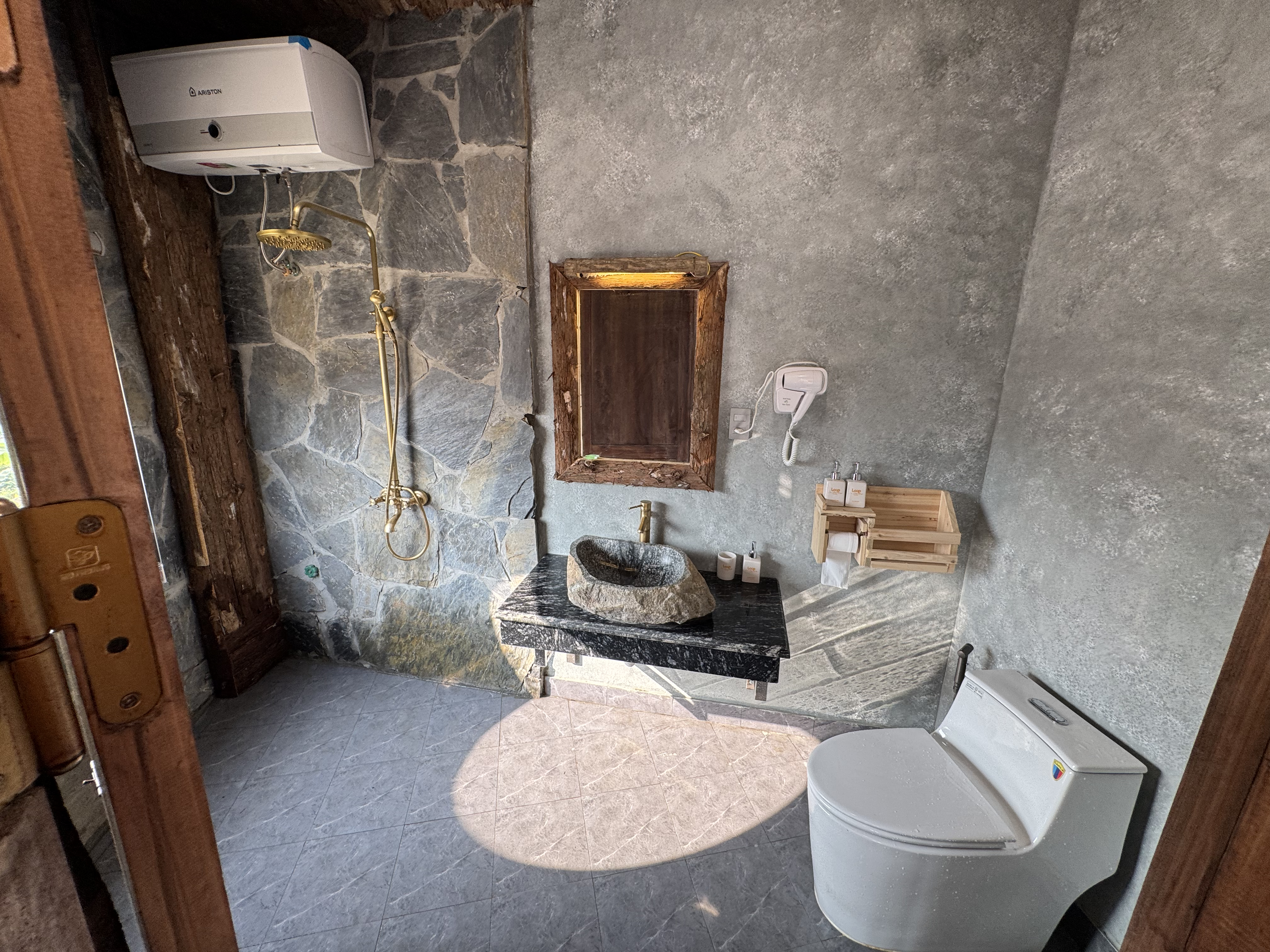 wc-queen-room-loop-eco-stone-house-ha-giang.jpg