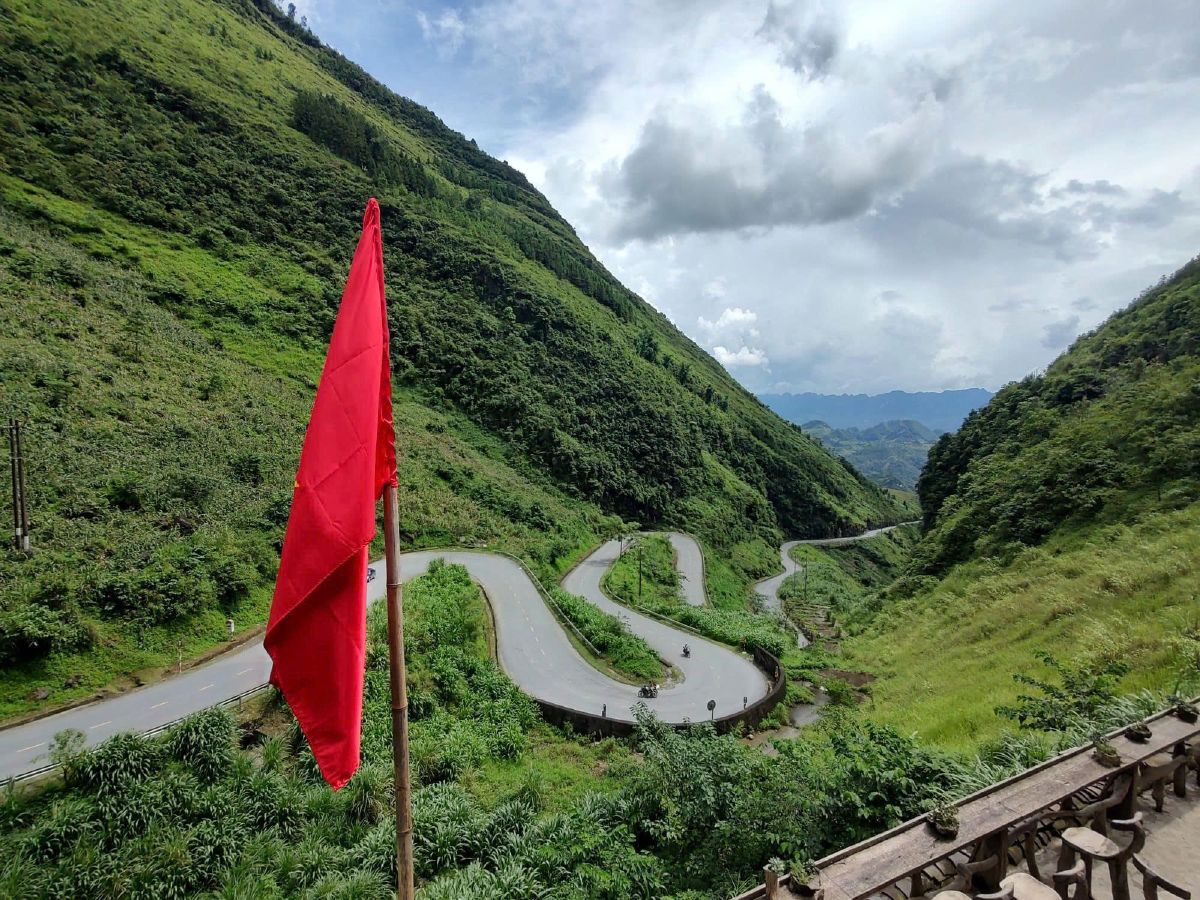 Bac -Sum-Pass-hairpin-curves-and-red-flag-on-the-Ha-Giang-Loop